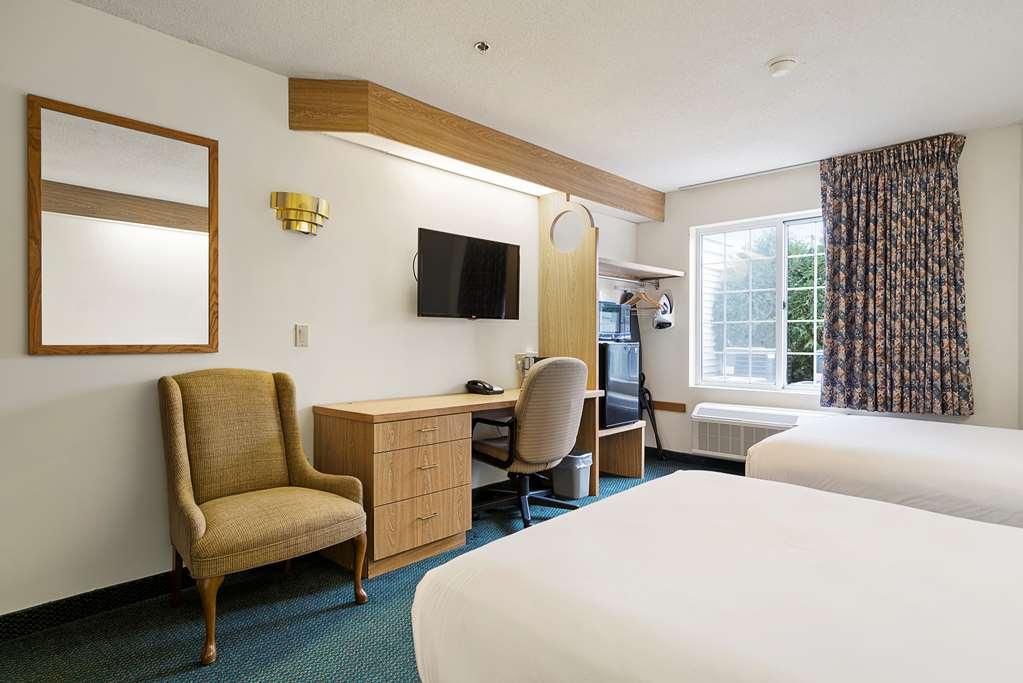 Charlevoix Inn & Suites Surestay Collection By Best Western Ruang foto