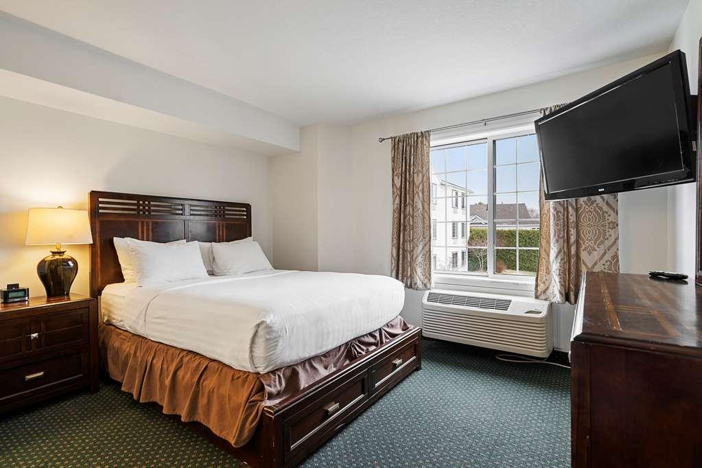 Charlevoix Inn & Suites Surestay Collection By Best Western Ruang foto