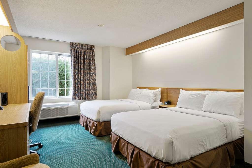 Charlevoix Inn & Suites Surestay Collection By Best Western Ruang foto