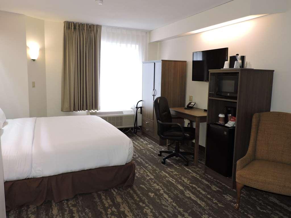 Charlevoix Inn & Suites Surestay Collection By Best Western Ruang foto