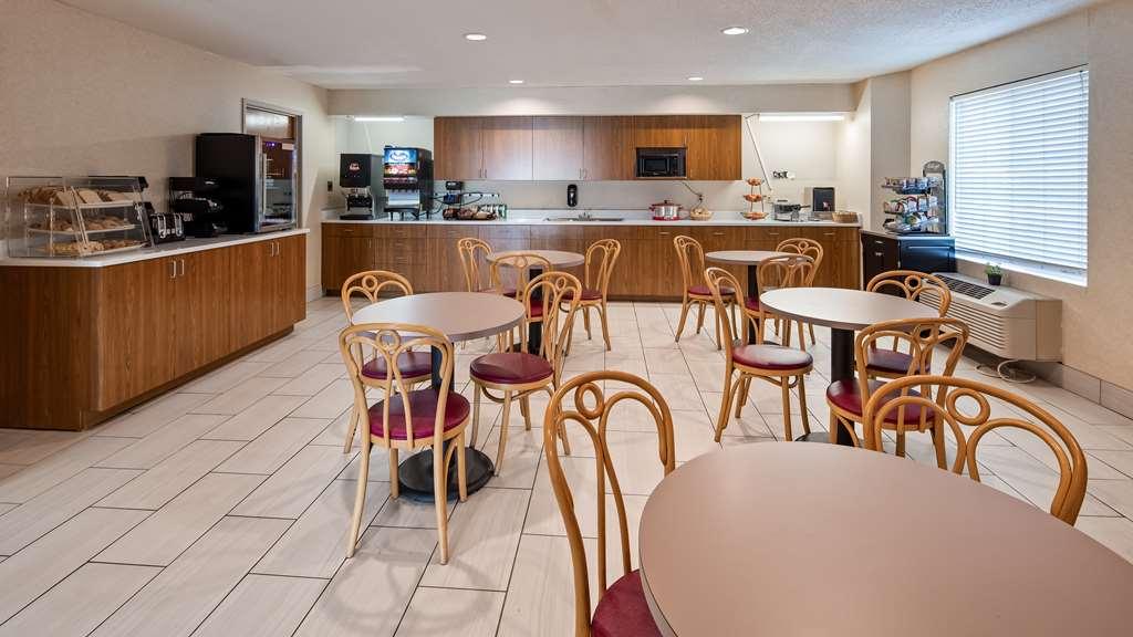 Charlevoix Inn & Suites Surestay Collection By Best Western Bagian luar foto