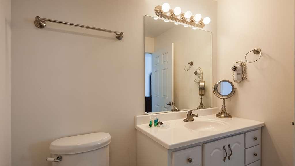 Charlevoix Inn & Suites Surestay Collection By Best Western Bagian luar foto