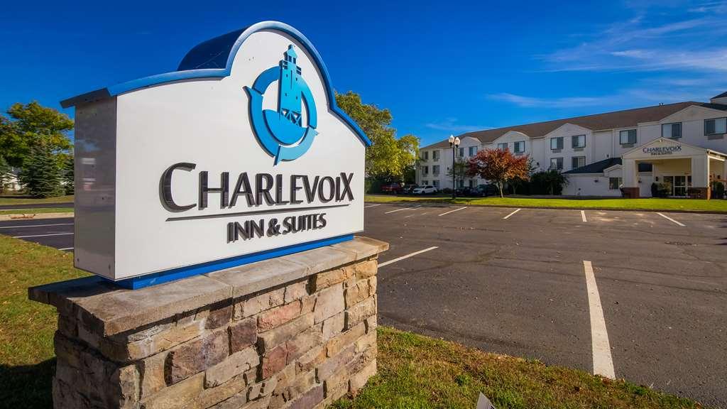 Charlevoix Inn & Suites Surestay Collection By Best Western Bagian luar foto