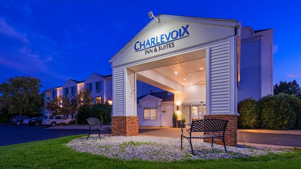 Charlevoix Inn & Suites Surestay Collection By Best Western Bagian luar foto