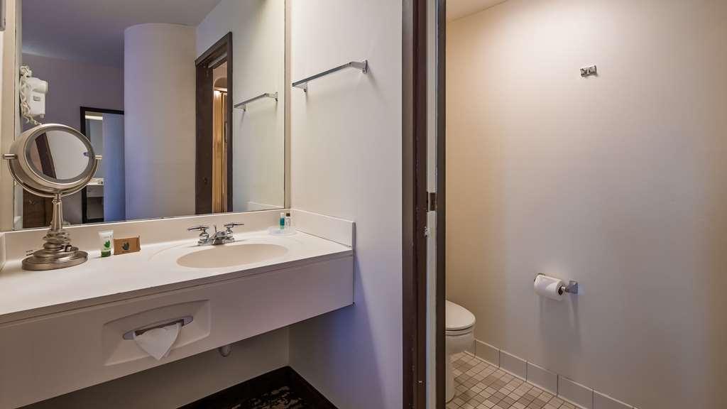 Charlevoix Inn & Suites Surestay Collection By Best Western Bagian luar foto